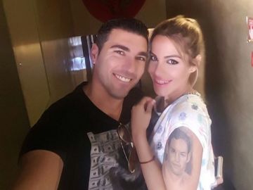 José Antonio Reyes junto a su mujer, Noelia López, que luce la cara de su hermano tatuada en el brazo. José Antonio Reyes junto a su mujer, Noelia López, que luce la cara de su hermano tatuada en el brazo.