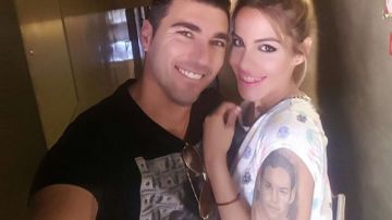 José Antonio Reyes junto a su mujer, Noelia López, que luce la cara de su hermano tatuada en el brazo.