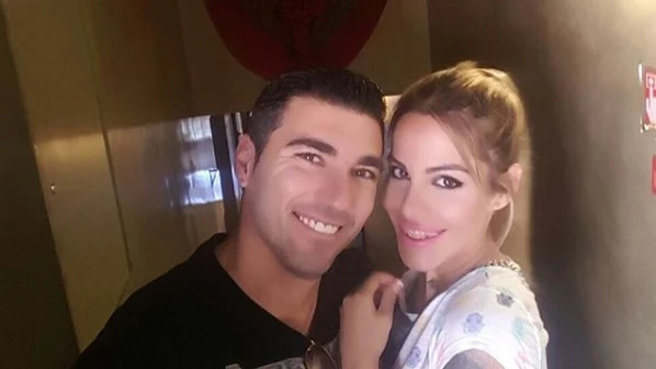 José Antonio Reyes junto a su mujer, Noelia López, que luce la cara de su hermano tatuada en el brazo.