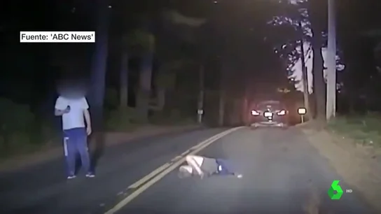 Un joven universitario ebrio e inconsciente se queda dormido en plena carretera Un joven universitario ebrio e inconsciente se queda dormido en plena carretera