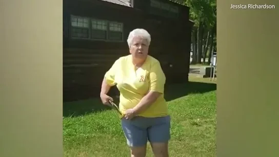 Una mujer amenaza con una pistola a una pareja de afroamericanos por "no reservar" para pasar el día en un lago Una mujer amenaza con una pistola a una pareja de afroamericanos por "no reservar" para pasar el día en un lago