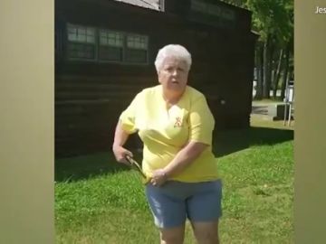 Una mujer amenaza con una pistola a una pareja de afroamericanos por "no reservar" para pasar el día en un lago Una mujer amenaza con una pistola a una pareja de afroamericanos por "no reservar" para pasar el día en un lago