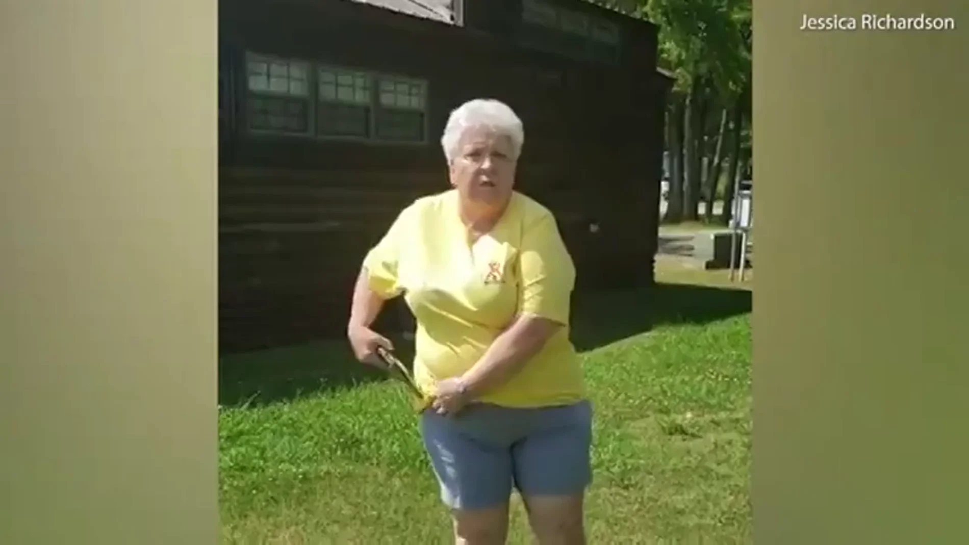 Una mujer amenaza con una pistola a una pareja de afroamericanos por "no reservar" para pasar el día en un lago
