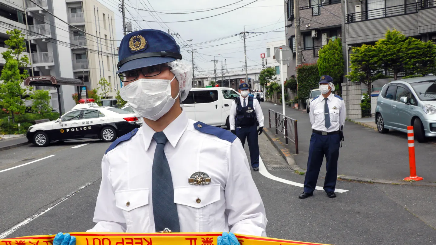 Un agente en el lugar del ataque en Kawasaki Un agente en el lugar del ataque en Kawasaki