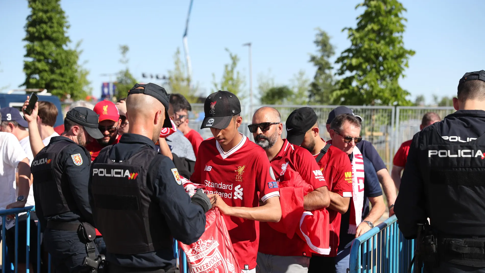 Aficionados del Liverpool, en un control previo para acceder al Wanda Metropolitano