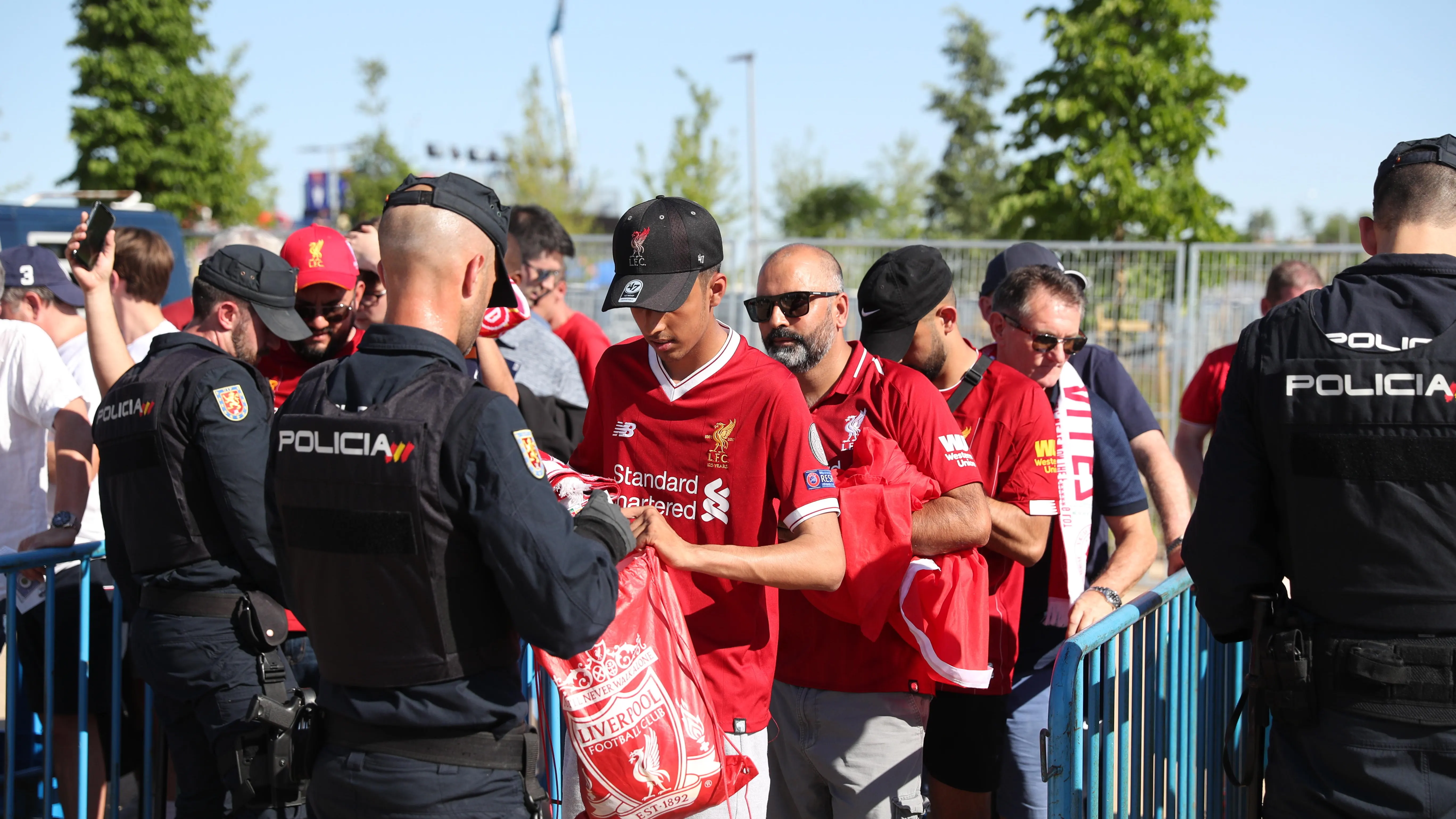 Aficionados del Liverpool, en un control previo para acceder al Wanda Metropolitano