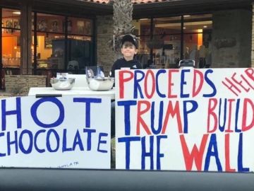 Benton vendiendo limonada y chocolate para financiar el muro de Trump Benton vendiendo limonada y chocolate para financiar el muro de Trump