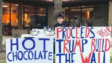 Benton vendiendo limonada y chocolate para financiar el muro de Trump