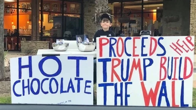 Benton vendiendo limonada y chocolate para financiar el muro de Trump