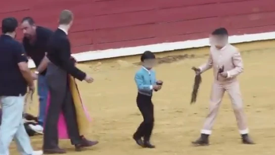 Varios niños participan en una corrida de toros de Córdoba: lucen las orejas que acaban de cortar al animal vivo Varios niños participan en una corrida de toros de Córdoba: lucen las orejas que acaban de cortar al animal vivo