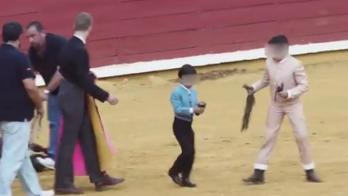 Varios niños participan en una corrida de toros de Córdoba: lucen las orejas que acaban de cortar al animal vivo Varios niños participan en una corrida de toros de Córdoba: lucen las orejas que acaban de cortar al animal vivo