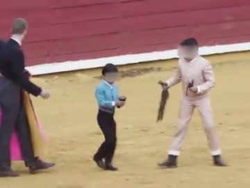 Varios niños participan en una corrida de toros de Córdoba: lucen las orejas que acaban de cortar al animal vivo Varios niños participan en una corrida de toros de Córdoba: lucen las orejas que acaban de cortar al animal vivo