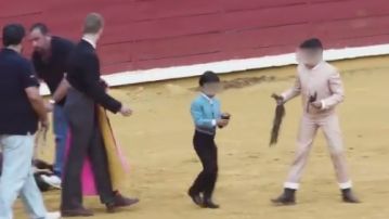 Varios niños participan en una corrida de toros de Córdoba: lucen las orejas que acaban de cortar al animal vivo