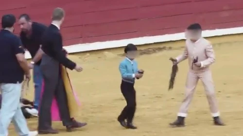 Varios niños participan en una corrida de toros de Córdoba: lucen las orejas que acaban de cortar al animal vivo