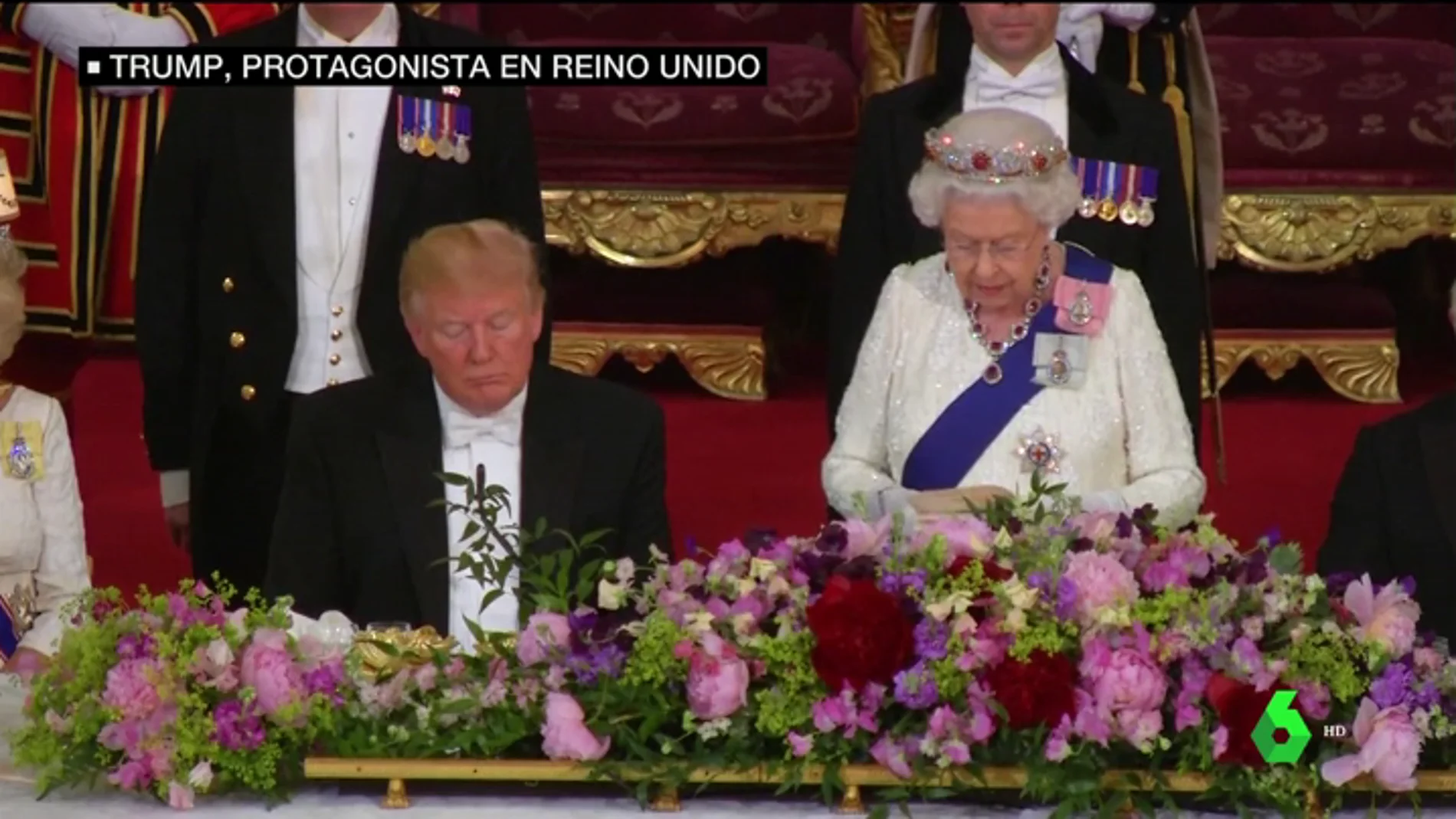 Trump se duerme durante el discurso de la reina Isabel y se salta el protocolo 