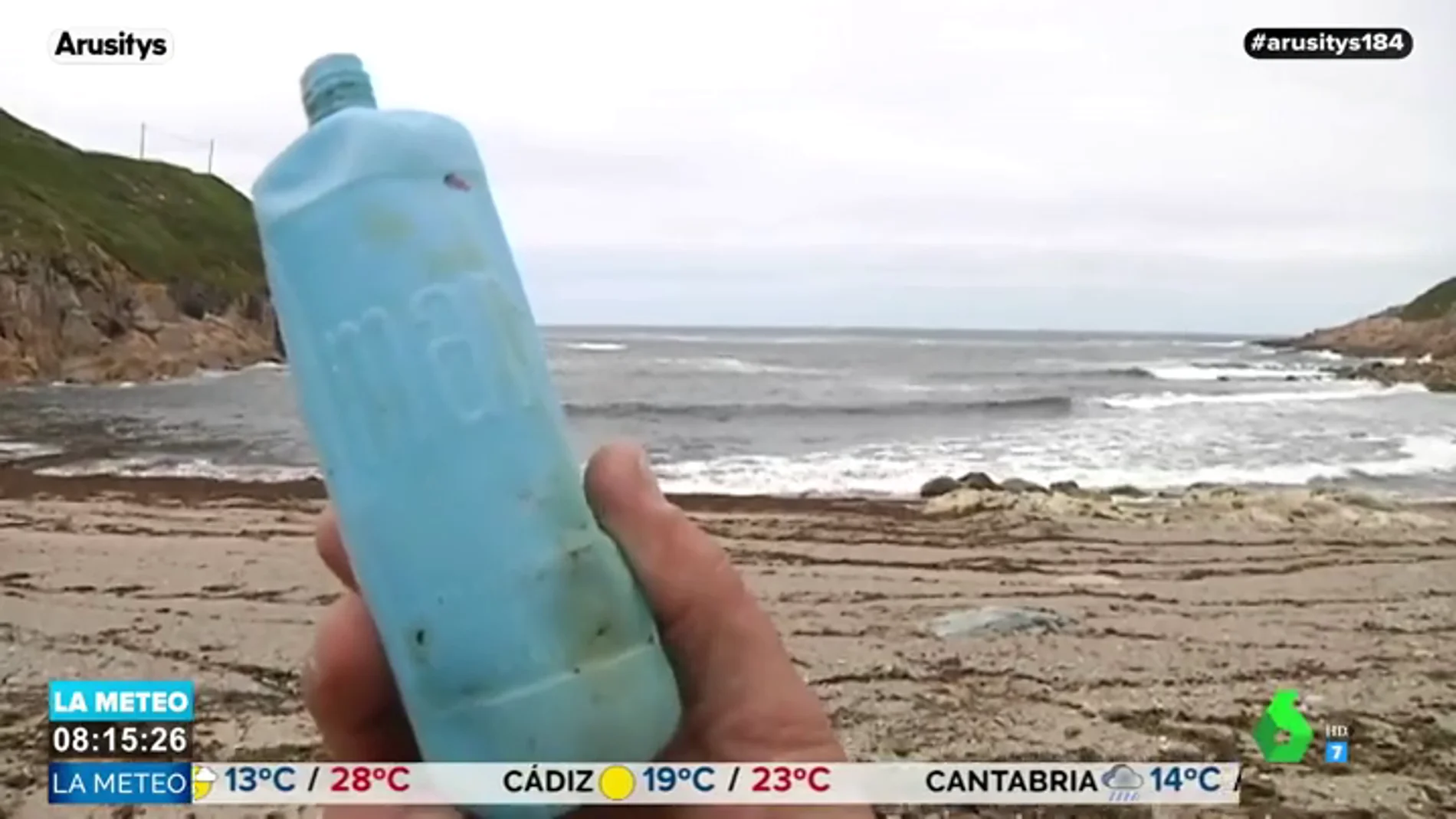 Cuando la naturaleza refleja el drama medioambiental: el mar devuelve a una playa de A Coruña una botella de lejía de hace 46 años