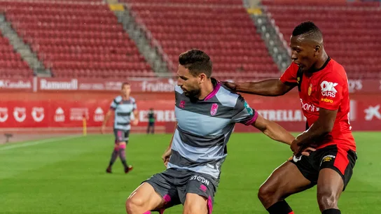 José Antonio Puertas intenta mantener la posesión del balón José Antonio Puertas intenta mantener la posesión del balón