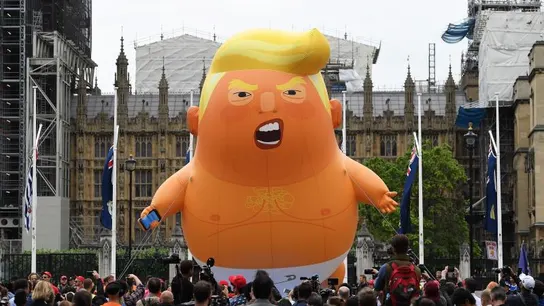 Miles de personas le gritan a Trump en Londres que "no es bienvenido" Miles de personas le gritan a Trump en Londres que "no es bienvenido"