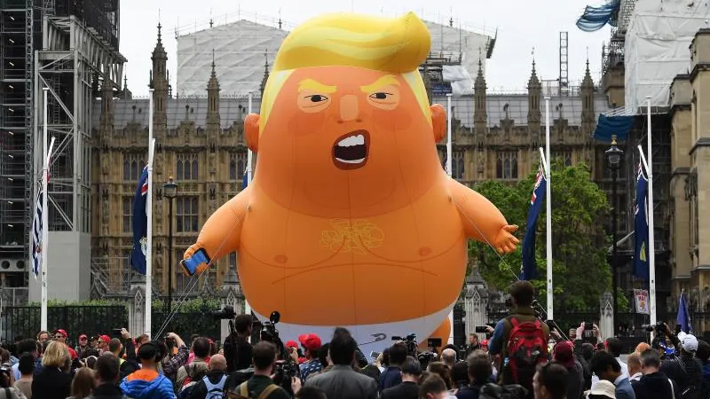 Miles de personas le gritan a Trump en Londres que "no es bienvenido"