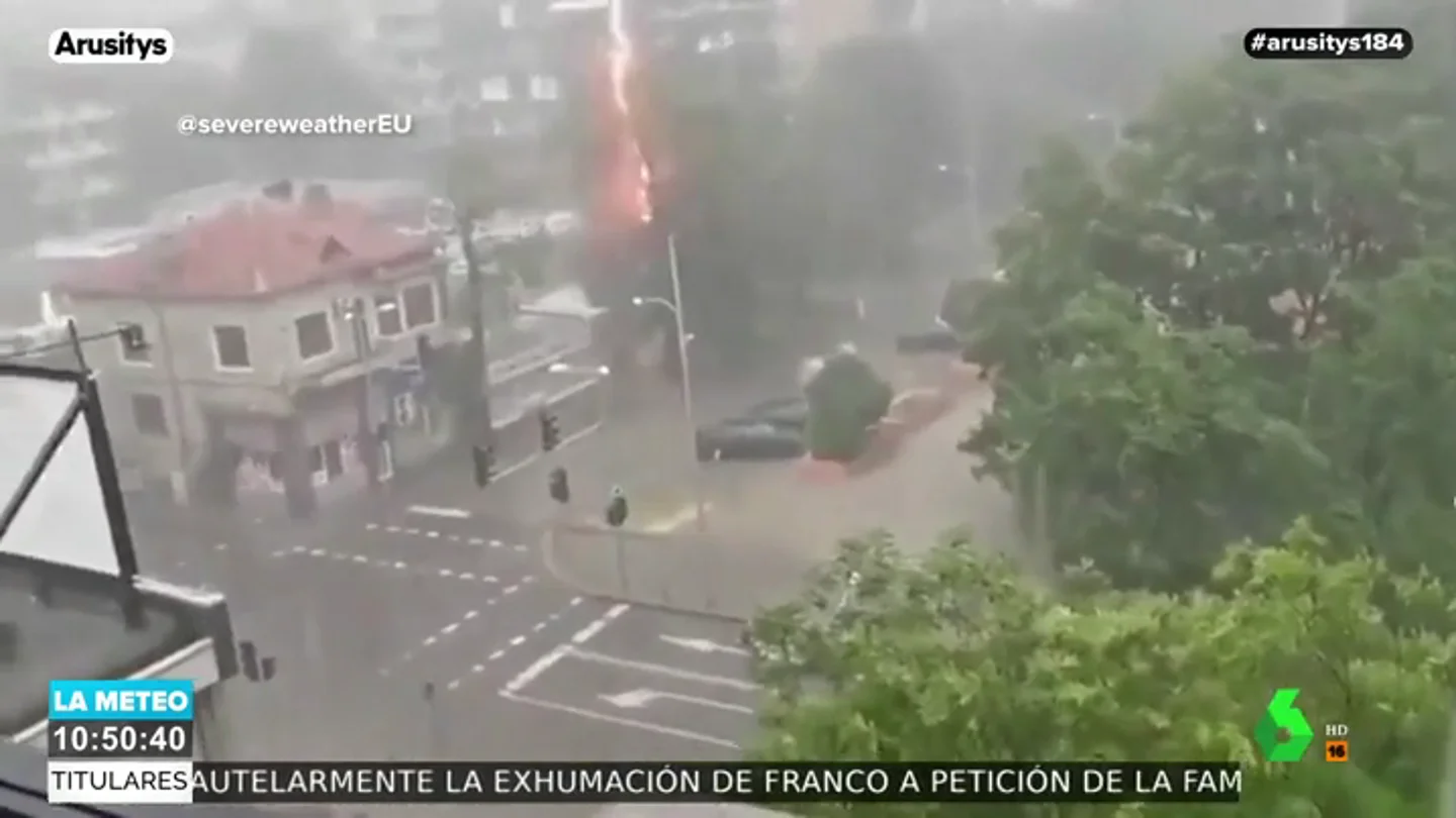 Espectaculares imágenes en las que un rayo cae a escasos metros de un hombre Espectaculares imágenes en las que un rayo cae a escasos metros de un hombre
