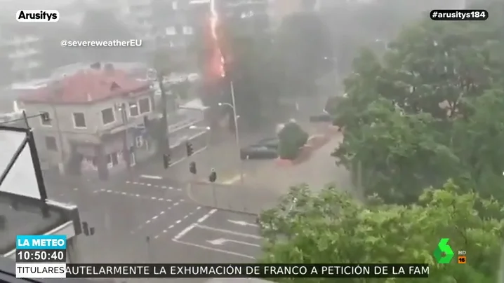 Espectaculares imágenes en las que un rayo cae a escasos metros de un hombre