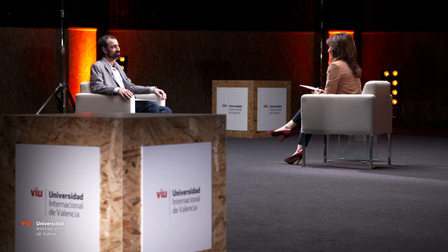 Alfonso Delgado charla con Helena Resano Alfonso Delgado charla con Helena Resano