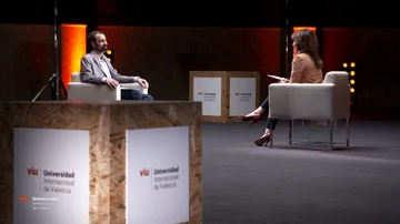 Alfonso Delgado charla con Helena Resano