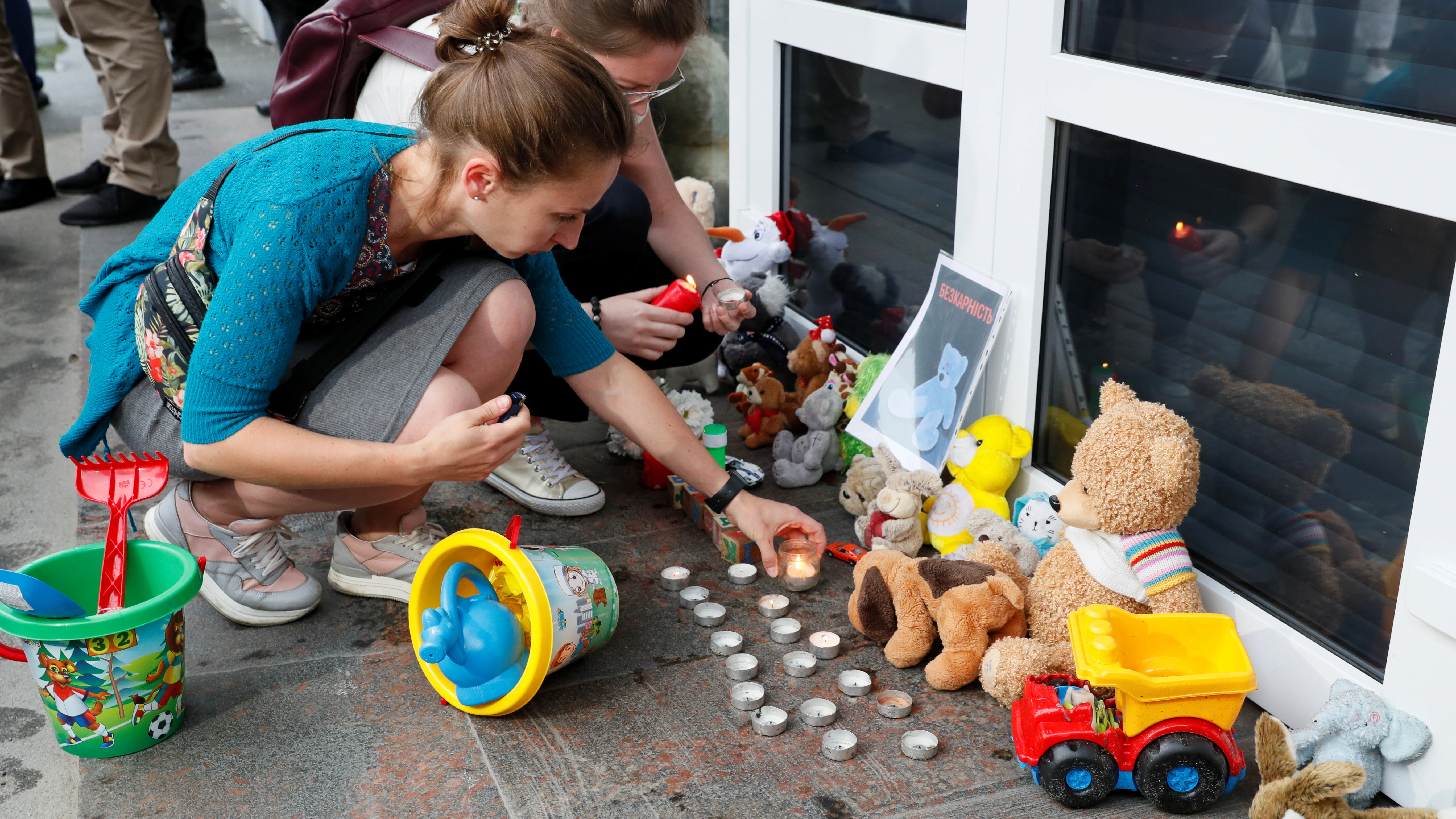 Manifestantes ponen velas durante una protesta por la muerte del niño