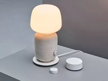 La lámapara altavoz, la puerta de enlace y el pequeño control remoto La lámapara altavoz, la puerta de enlace y el pequeño control remoto