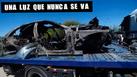 El vehículo de Reyes calcinado tras el accidente mortal. Una luz que nunca se va