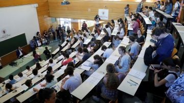 Alumnos haciendo el examen de Selectividad en Madrid
