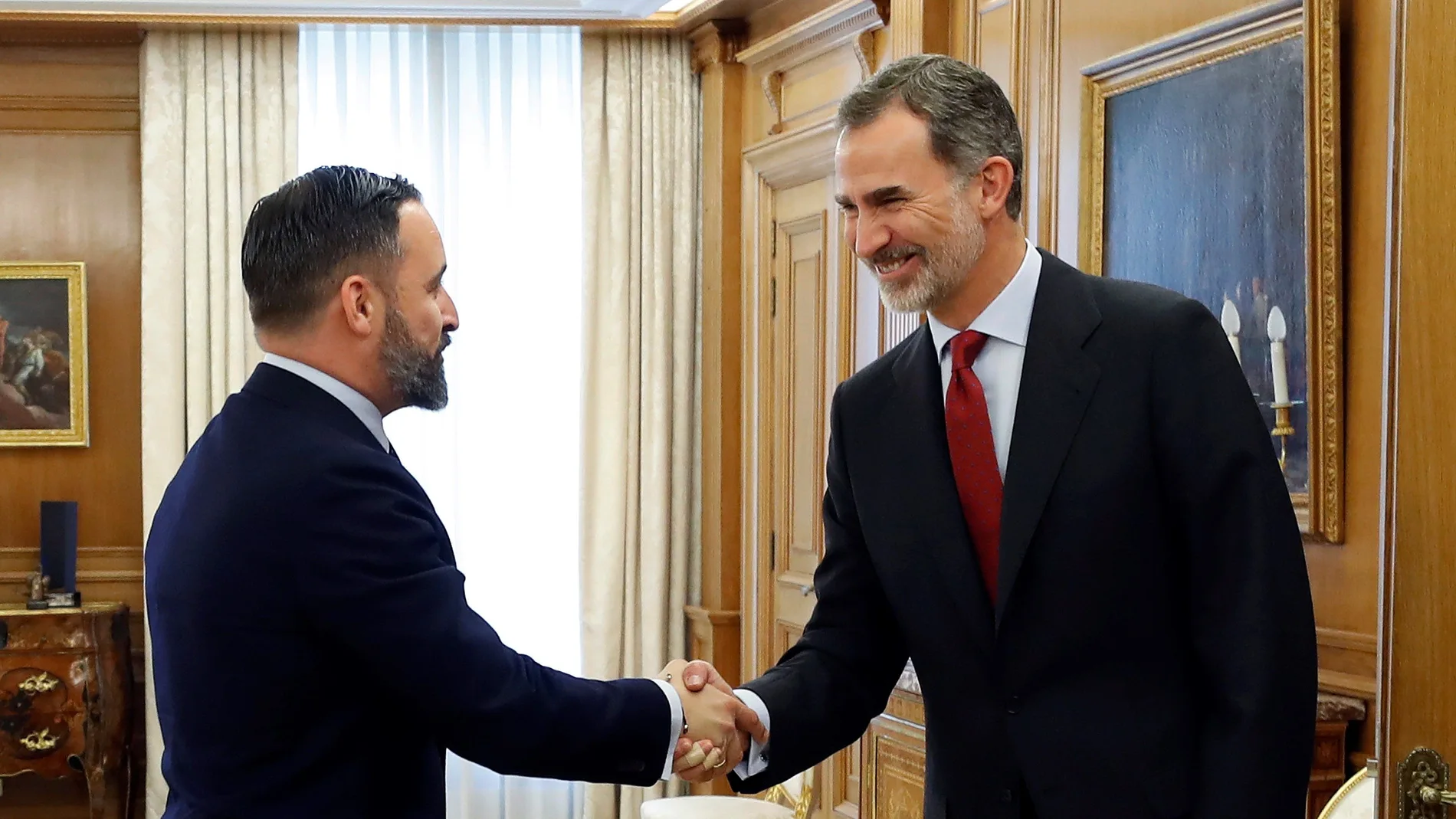 El rey Felipe VI saluda al diputado y presidente de Vox Santiago Abascal