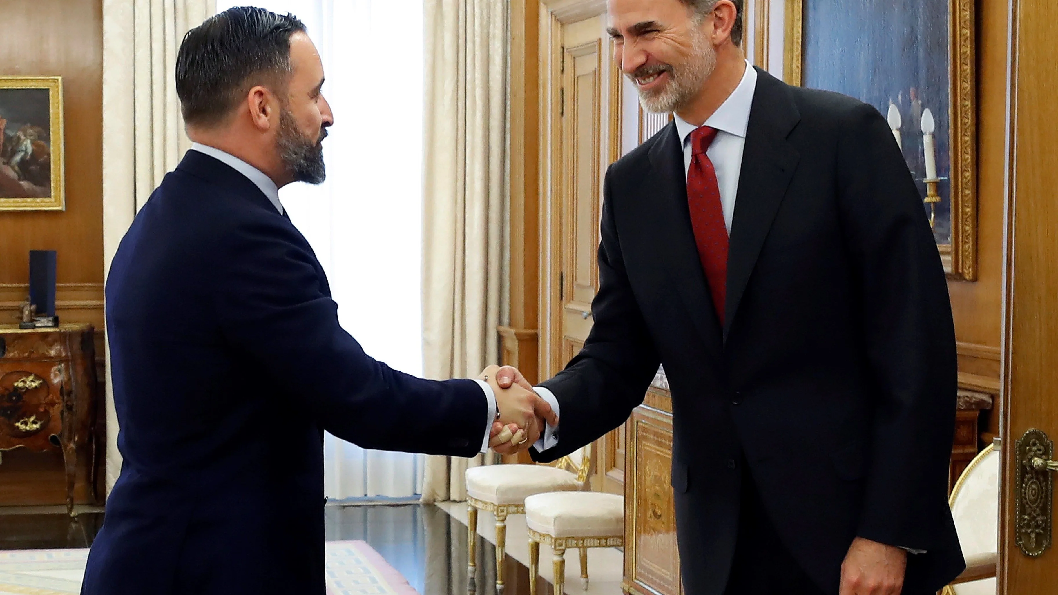 El rey Felipe VI saluda al diputado y presidente de Vox Santiago Abascal