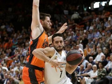 Campazzo entra a canasta en el partido contra el Valencia Basket Campazzo entra a canasta en el partido contra el Valencia Basket
