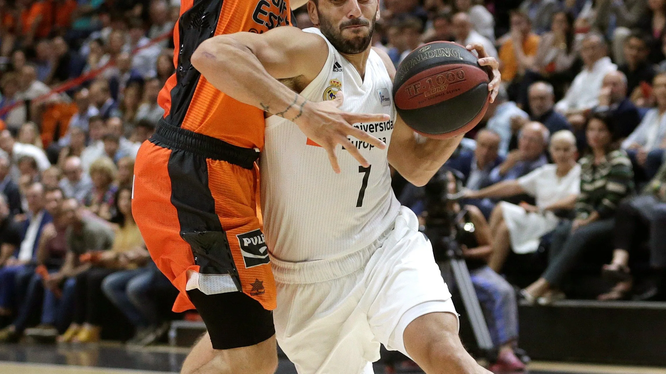 Campazzo entra a canasta en el partido contra el Valencia Basket