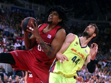 Javier Justiz lucha por el rebote contra Ante Tomic Javier Justiz lucha por el rebote contra Ante Tomic