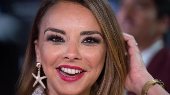 Chenoa en la Global Gift Gala con el misterioso anillo Chenoa en la Global Gift Gala con el misterioso anillo