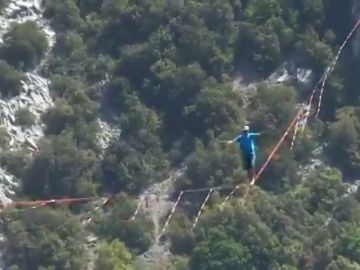 Un 'slackliner' desafía a las alturas y cruza los alpes a 300 metros de altura Un 'slackliner' desafía a las alturas y cruza los alpes a 300 metros de altura