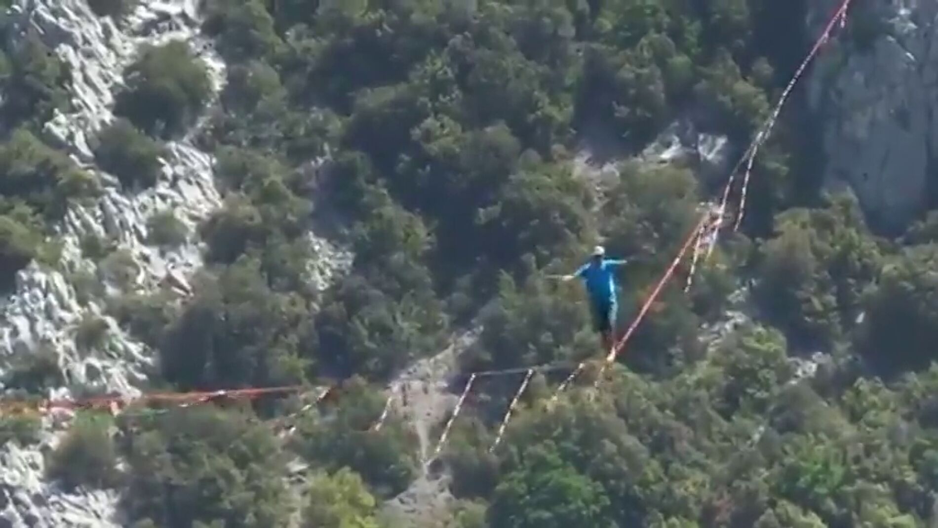 Un 'slackliner' desafía a las alturas y cruza los alpes a 300 metros de altura 