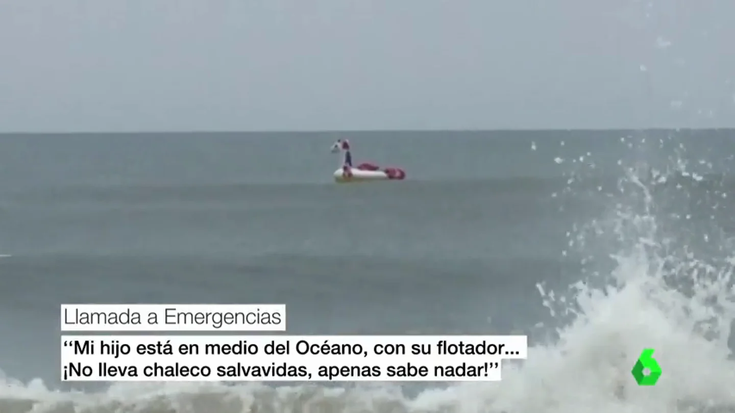 Un niño arrastrado mar adentro en su flotador Un niño arrastrado mar adentro en su flotador