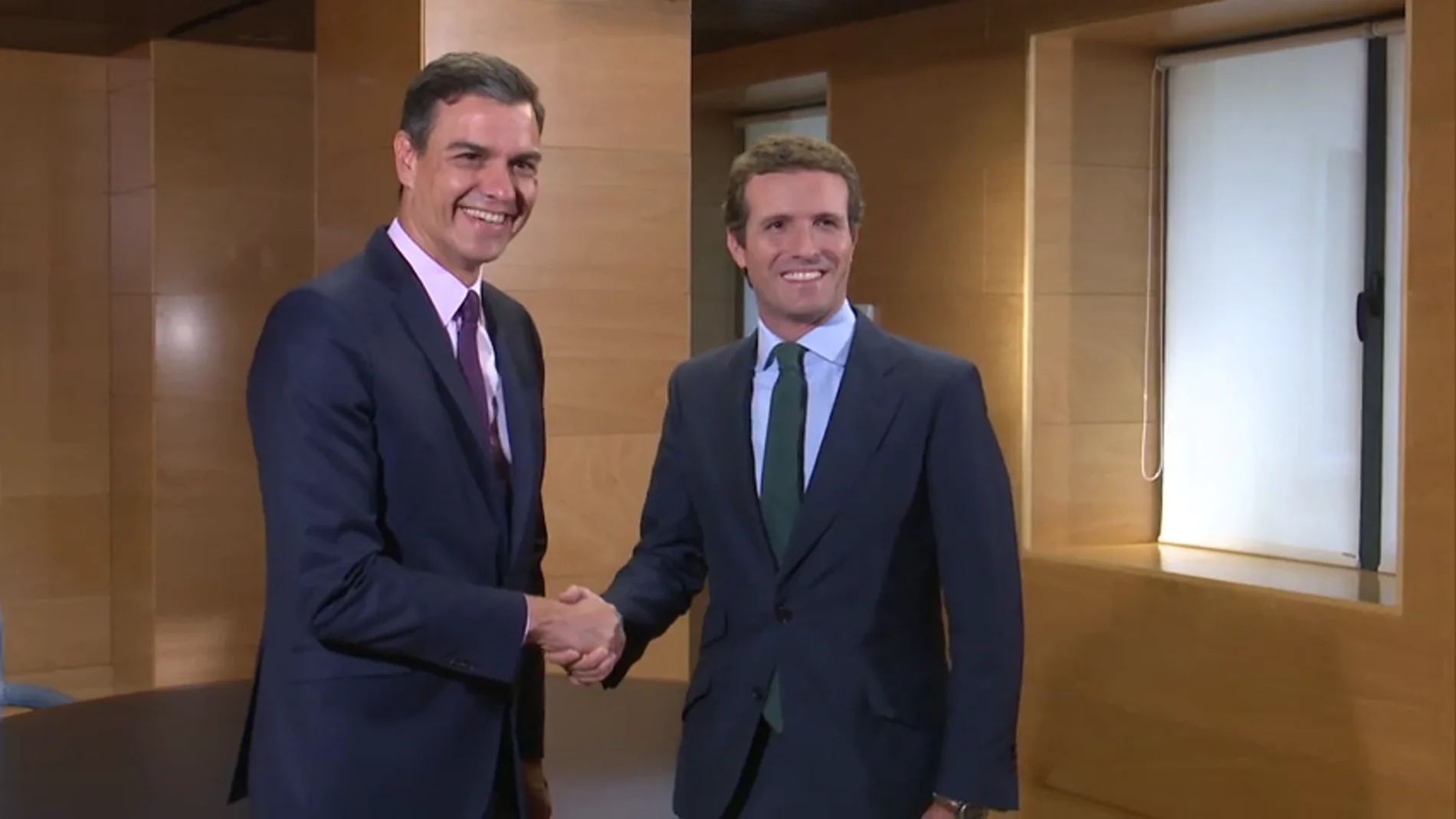 Pedro Sánchez y Casado cumplen "cordialmente" con el compromiso de reunirse 