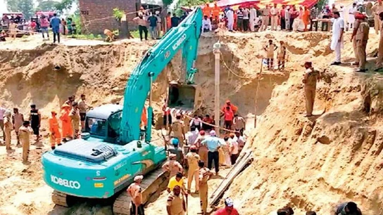 Rescate de un niño atrapado en un pozo en India Rescate de un niño atrapado en un pozo en India