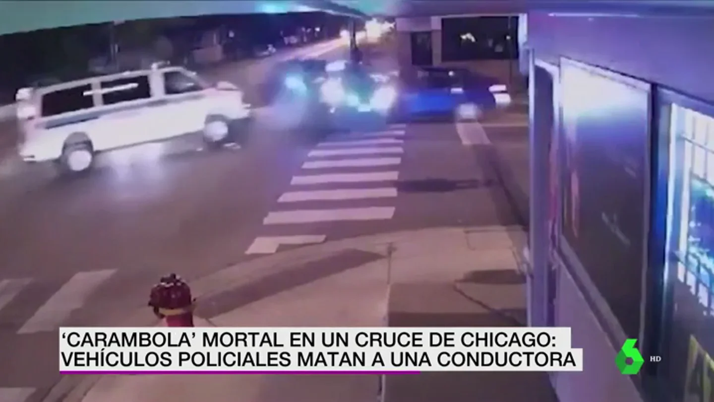 Muere una conductora tras ser arrollada por dos coches patrulla en un cruce de Chicago Muere una conductora tras ser arrollada por dos coches patrulla en un cruce de Chicago