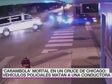 Muere una conductora tras ser arrollada por dos coches patrulla en un cruce de Chicago Muere una conductora tras ser arrollada por dos coches patrulla en un cruce de Chicago