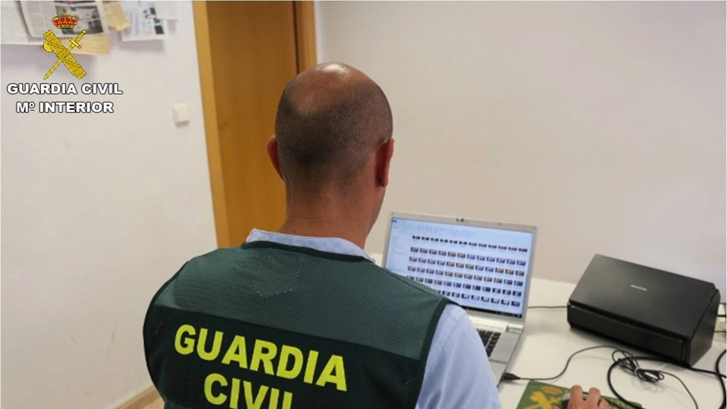 Un agente de la Guardia Civil. Un agente de la Guardia Civil.