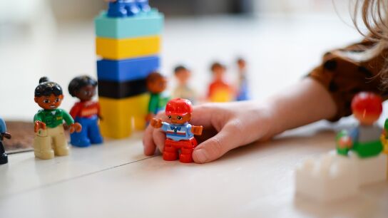 Imagen de una ni&ntilde;a jugando