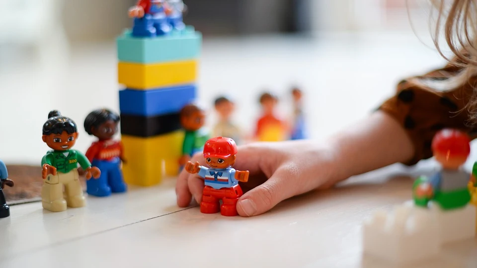 Imagen de una niña jugando Imagen de una niña jugando