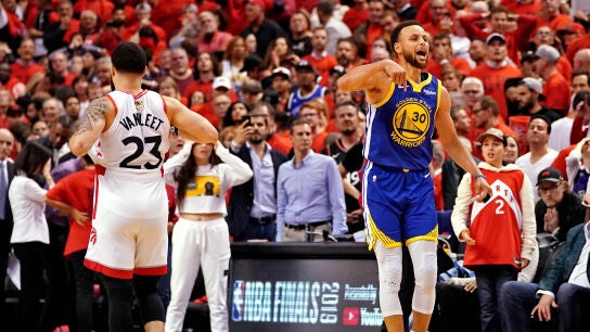 Stephen Curry celebra una canasta ante los Raptors