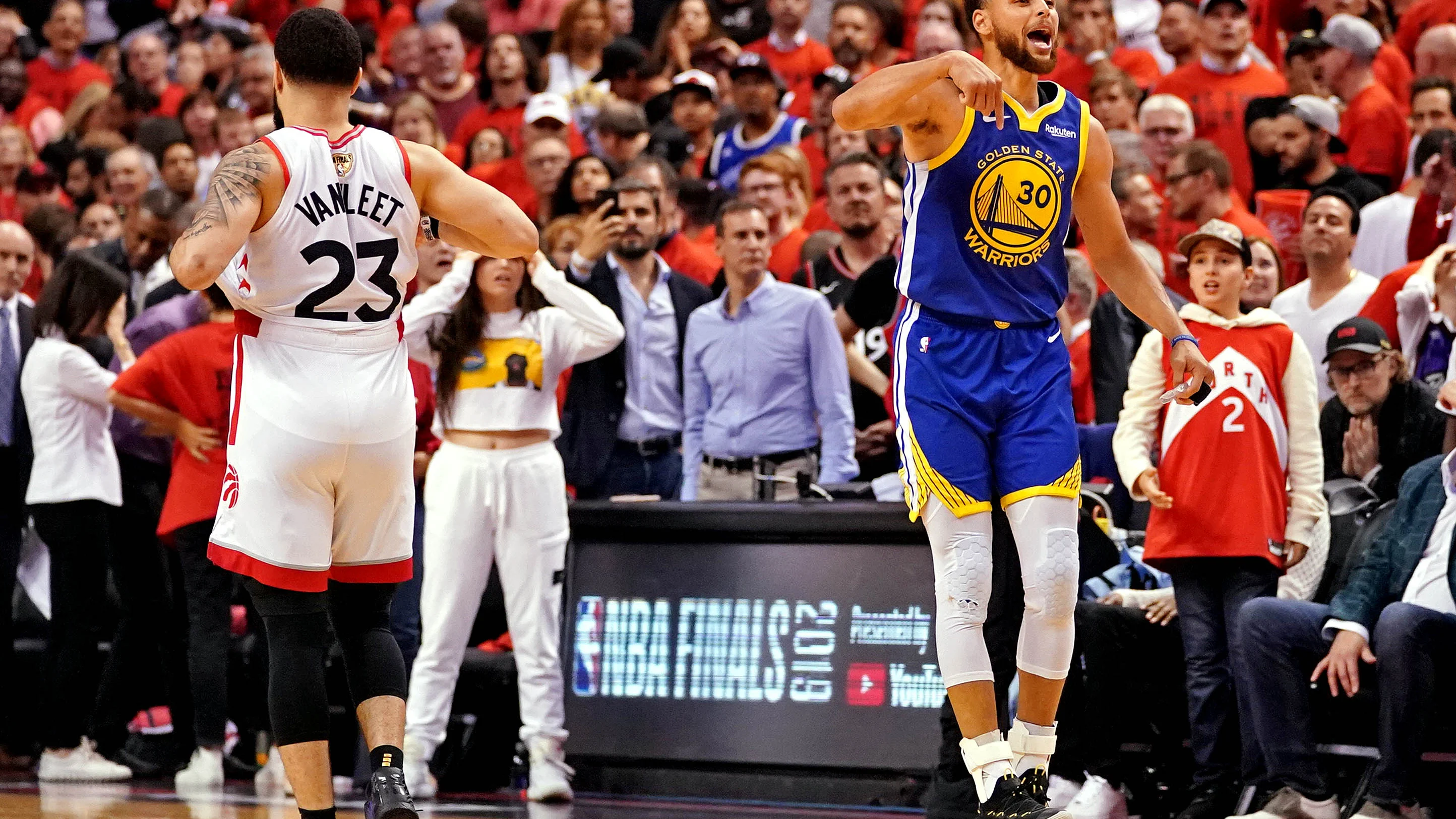 Stephen Curry celebra una canasta ante los Raptors