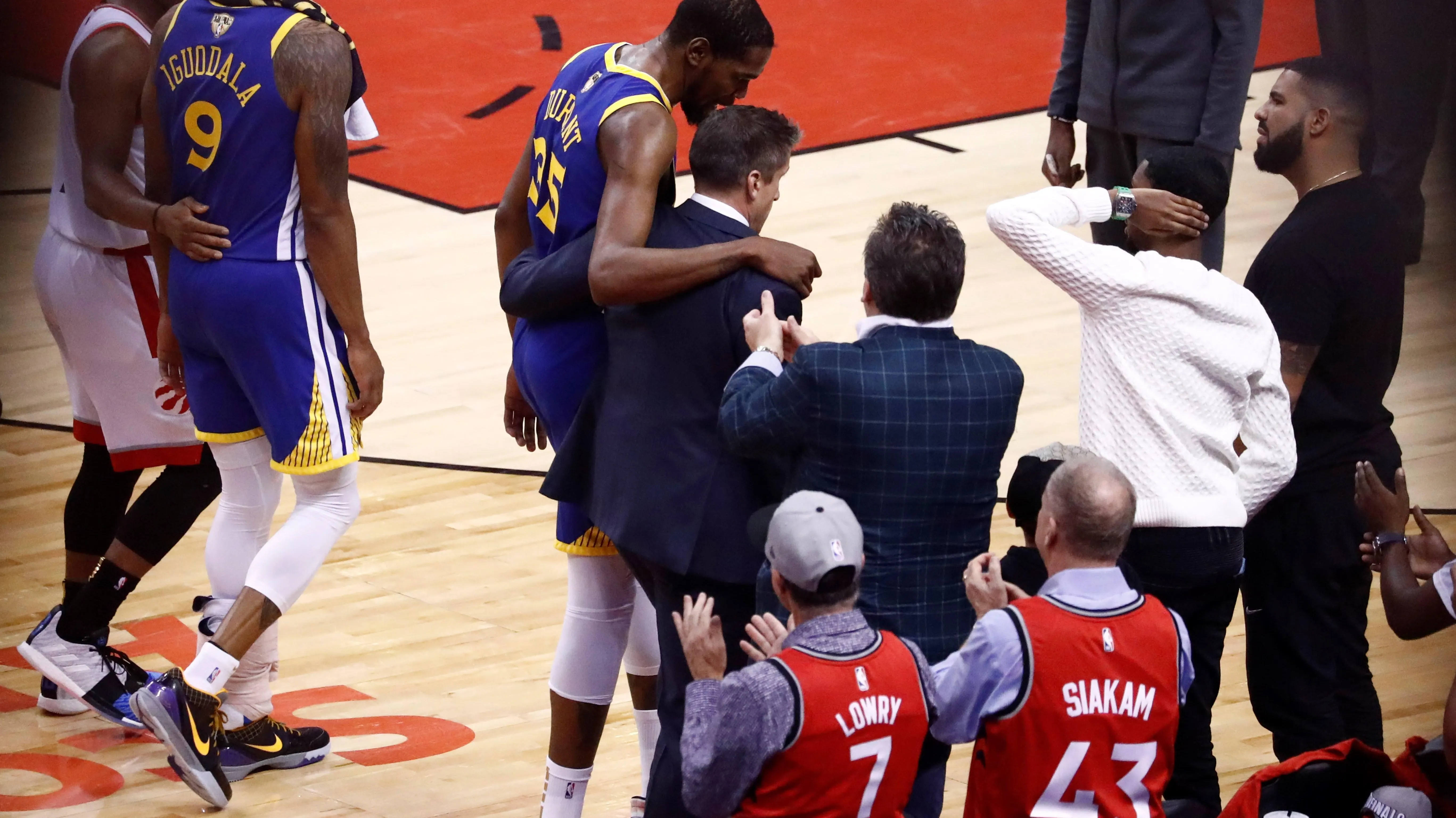 Kevin Durant se retira lesionado de la cancha de los Raptors